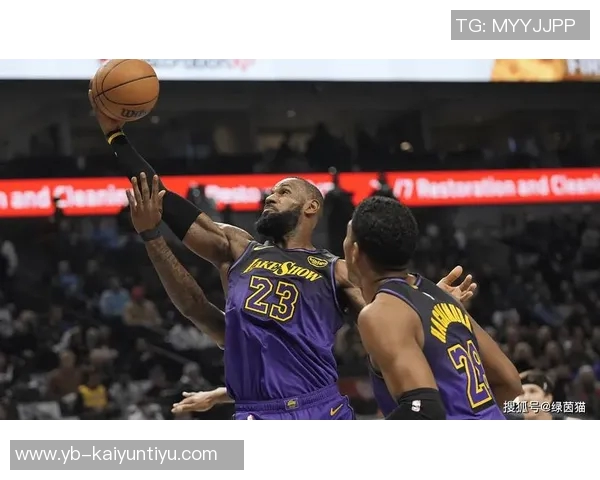 詹姆斯依然能完成左手换手拉杆上篮的精彩瞬间让我大吃一惊